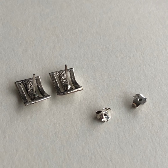 Sterling silver square minimal post earrings - Picture 8 of 11